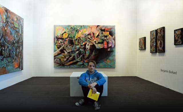 Benjamin Burkard vor seinen Arbeiten